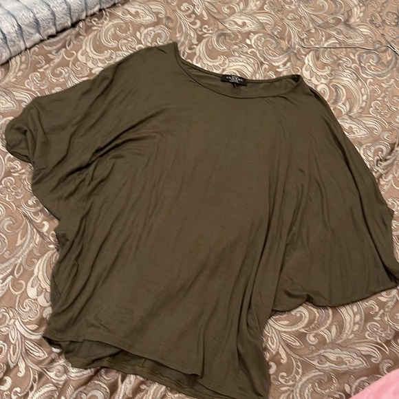 Beautiful green ladies medium top dolman sleeves Made by Johnny. Never worn NWOT - Picture 2 of 6